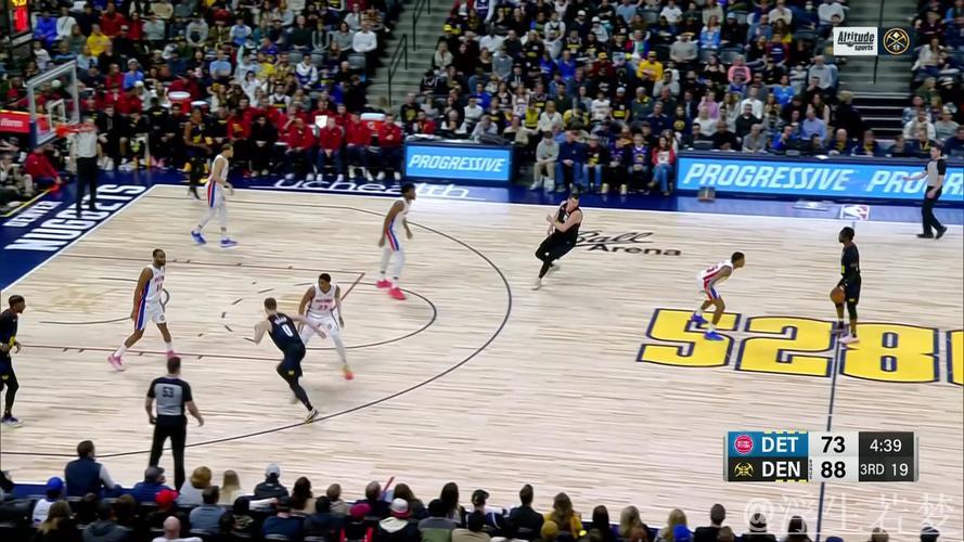 约基奇妙传助攻 布劳恩空中拉杆完成暴扣