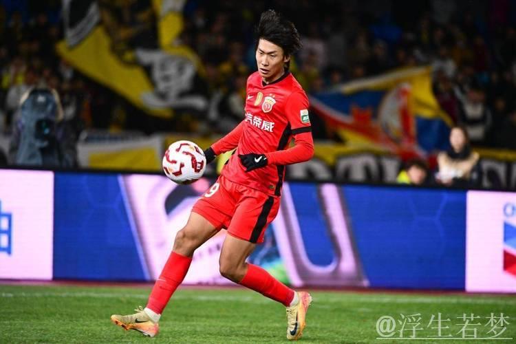 李新翔左侧突破内切射门 球经折射破门得分 李新翔左侧突破内切射门 球经折射破门得分